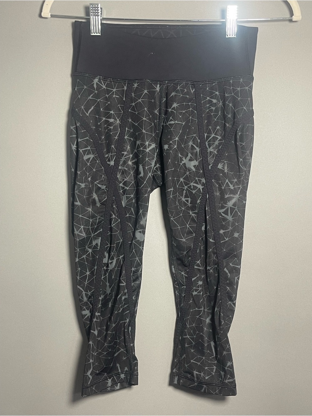 Lululemon Size 4 Black Gray Abstract Pattern Leggings